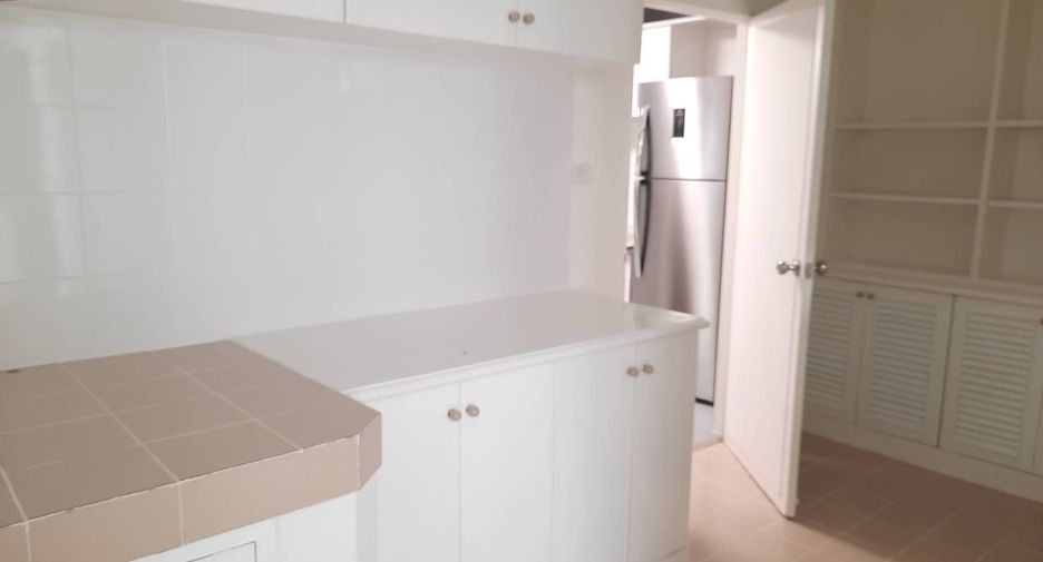 Condo en alquiler de 3 habitaciones en Watthana, Bangkok