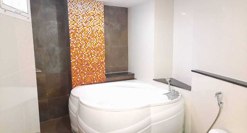 Condo en alquiler de 3 habitaciones en Watthana, Bangkok