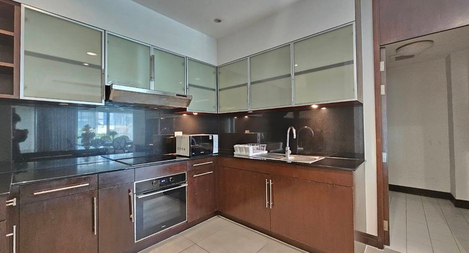 For rent 3 bedrooms condo in Pathum Wan, Bangkok