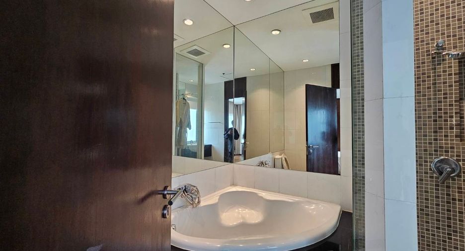 For rent 3 bedrooms condo in Pathum Wan, Bangkok