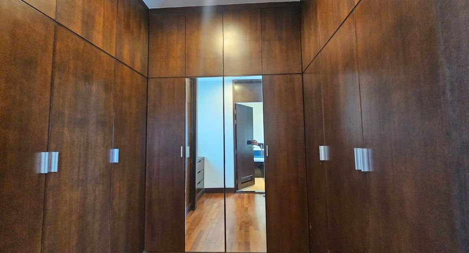 For rent 3 bedrooms condo in Pathum Wan, Bangkok