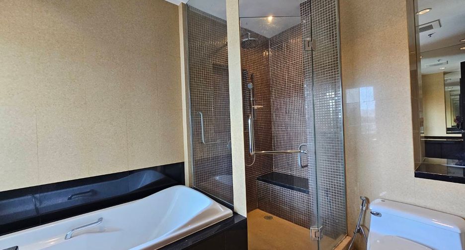 For rent 3 bedrooms condo in Pathum Wan, Bangkok