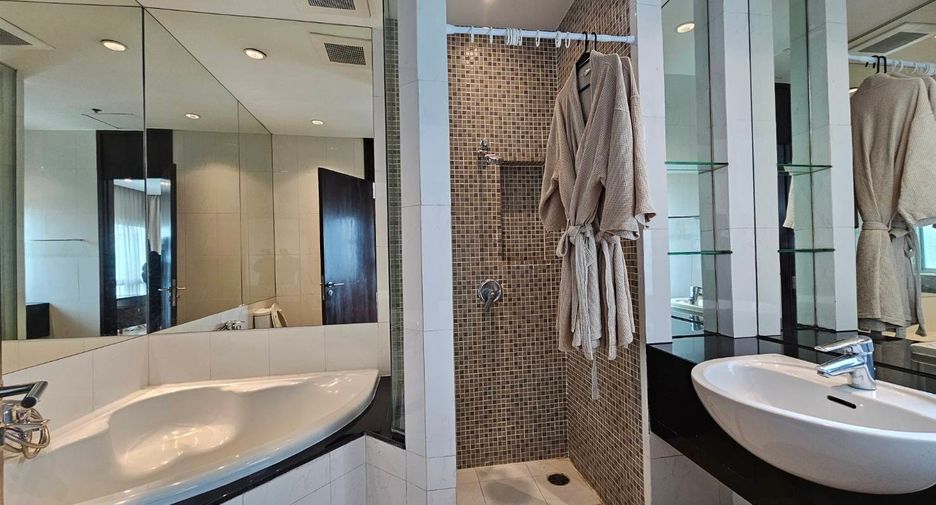 For rent 3 bedrooms condo in Pathum Wan, Bangkok