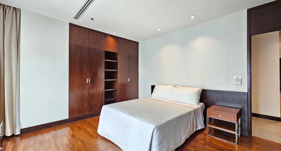 For rent 3 bedrooms condo in Pathum Wan, Bangkok