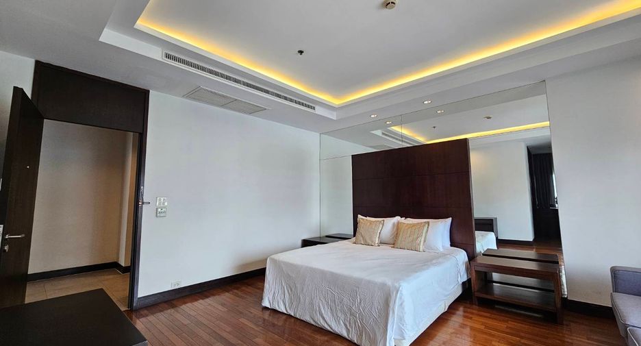 For rent 3 bedrooms condo in Pathum Wan, Bangkok