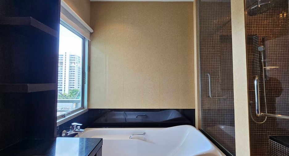 For rent 3 bedrooms condo in Pathum Wan, Bangkok