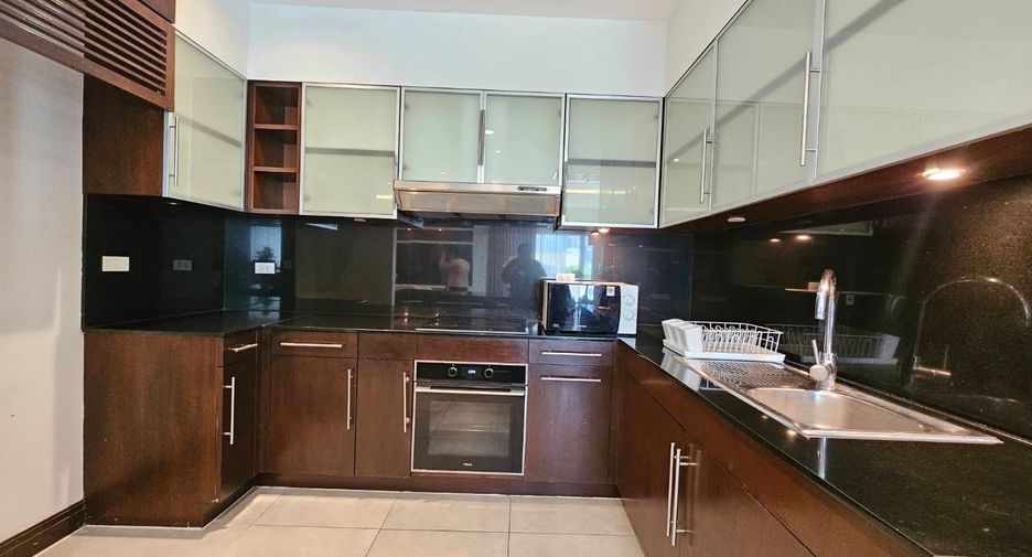 For rent 3 bedrooms condo in Pathum Wan, Bangkok