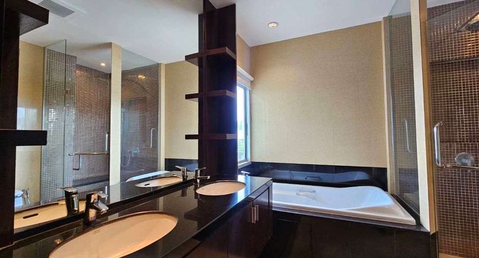 For rent 3 bedrooms condo in Pathum Wan, Bangkok