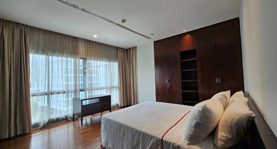 For rent 3 bedrooms condo in Pathum Wan, Bangkok