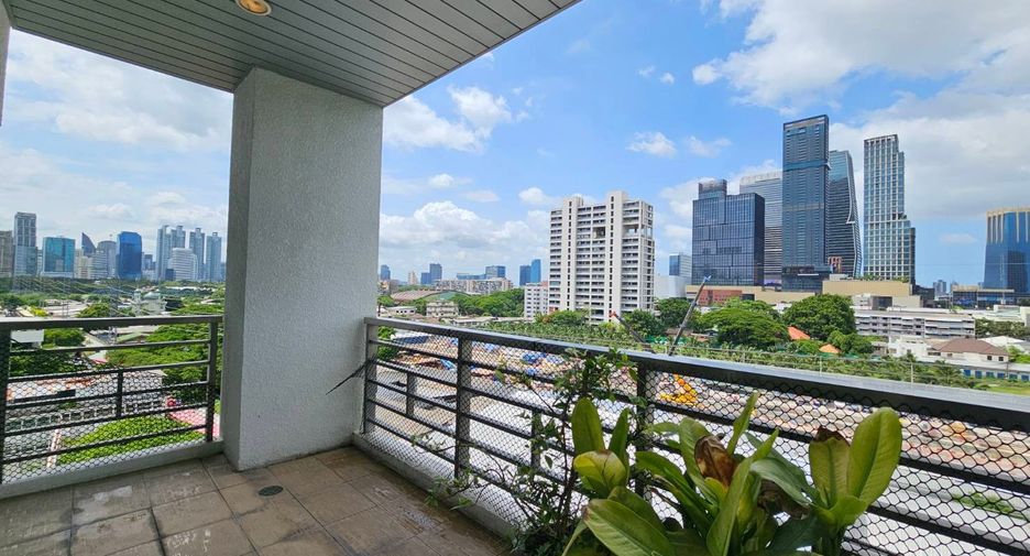 For rent 3 bedrooms condo in Pathum Wan, Bangkok