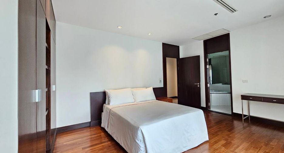 For rent 3 bedrooms condo in Pathum Wan, Bangkok