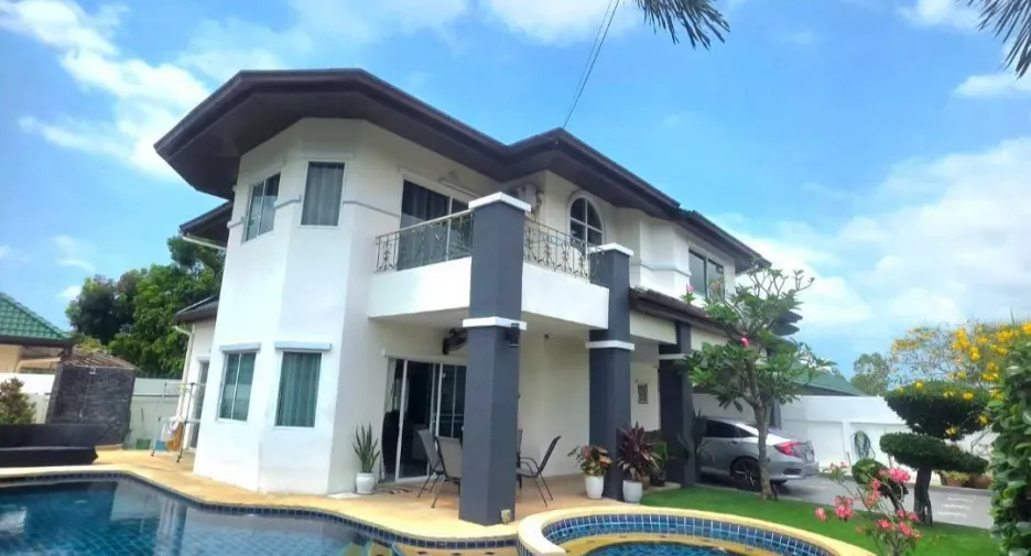 Villa en alquiler de 3 habitaciones en Bang Lamung, Chonburi