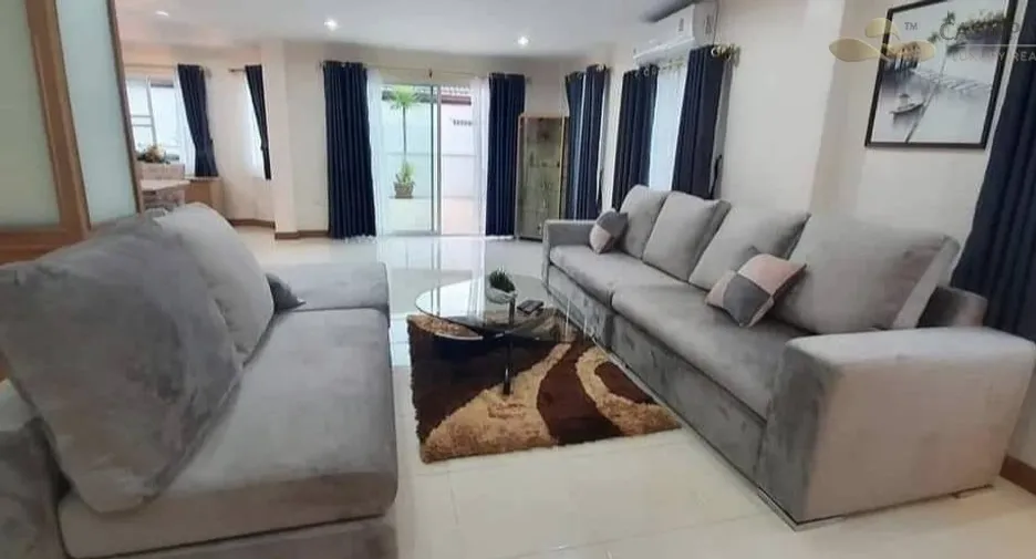 Villa en alquiler de 3 habitaciones en Bang Lamung, Chonburi