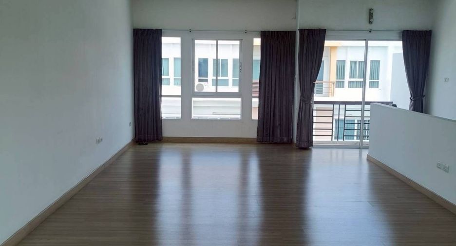 For rent 3 bedrooms townhouse in Lat Phrao, Bangkok