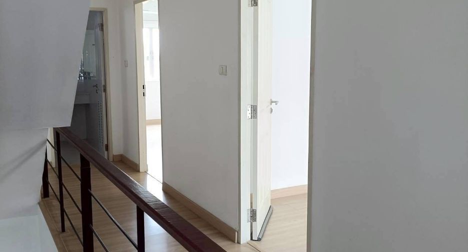 For rent 3 bedrooms townhouse in Lat Phrao, Bangkok