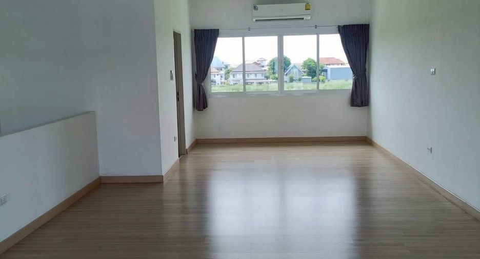 For rent 3 bedrooms townhouse in Lat Phrao, Bangkok
