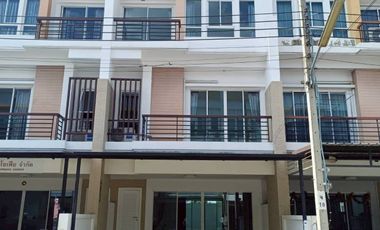 For rent 3 bedrooms townhouse in Lat Phrao, Bangkok