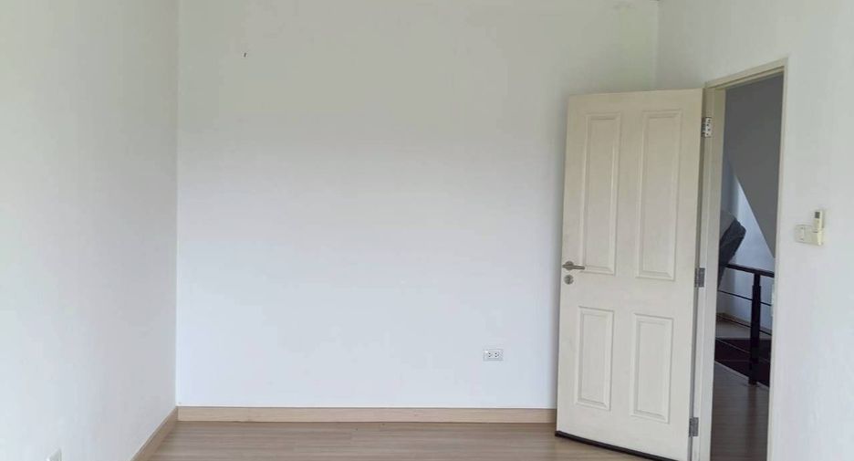 For rent 3 bedrooms townhouse in Lat Phrao, Bangkok