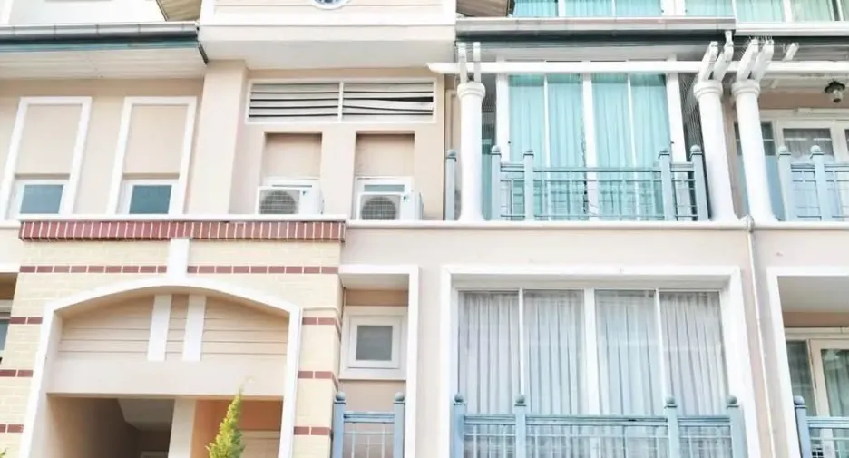 For sale and for rent 4 bedrooms townhouse in Lat Phrao, Bangkok