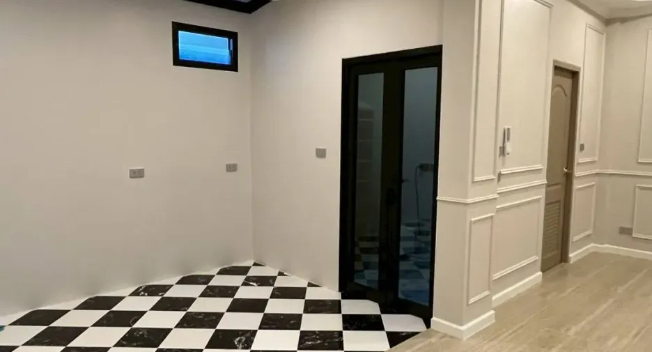 For rent 6 bedrooms townhouse in Khlong Toei, Bangkok