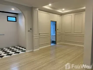 For rent 3 bedrooms townhouse in Khlong Toei, Bangkok