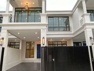 For rent 3 bedrooms townhouse in Khlong Toei, Bangkok