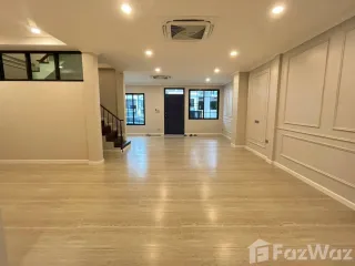 For rent 3 bedrooms townhouse in Khlong Toei, Bangkok