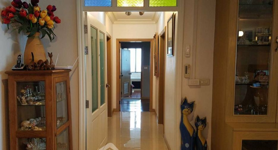 Condo en venta de 3 habitaciones en Yan Nawa, Bangkok