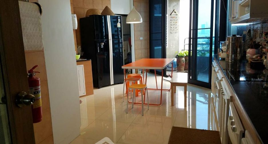 Condo en venta de 3 habitaciones en Yan Nawa, Bangkok