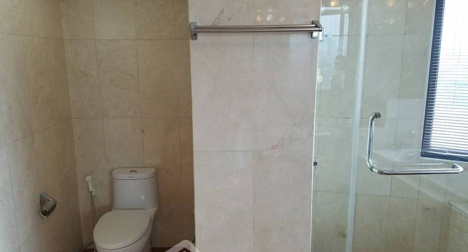Condo en venta de 3 habitaciones en Yan Nawa, Bangkok