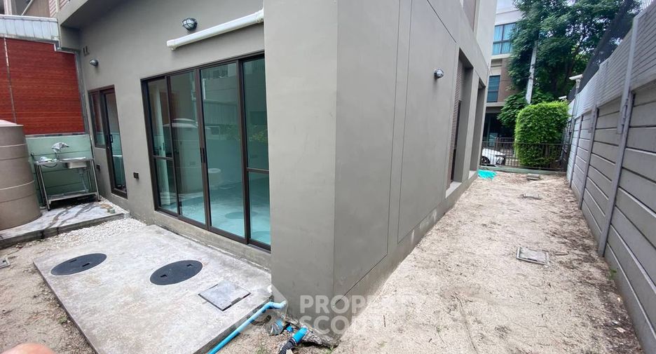 For rent and for sale 3 bedrooms townhouse in Bang Na, Bangkok