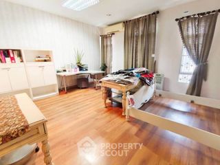 For sale 4 bedrooms townhouse in Chatuchak, Bangkok