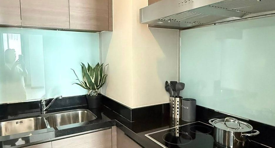 For sale 3 bedrooms condo in Khlong Toei, Bangkok
