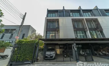 À vendre 4 chambres maison de ville à Lat Phrao, Bangkok