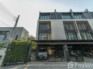 For sale 4 bedrooms townhouse in Lat Phrao, Bangkok
