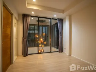 Casa adosada en venta de 4 habitaciones en Lat Phrao, Bangkok