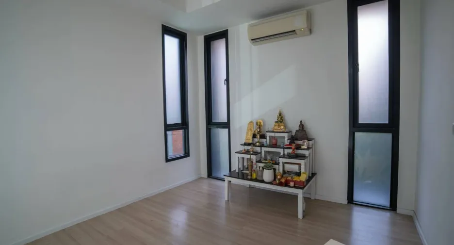 Casa adosada en venta de 4 habitaciones en Lat Phrao, Bangkok