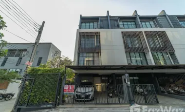 Casa adosada en venta de 4 habitaciones en Lat Phrao, Bangkok