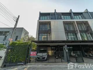 Casa adosada en venta de 4 habitaciones en Lat Phrao, Bangkok