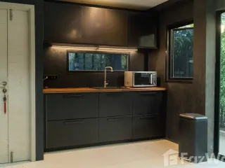 Casa adosada en venta de 4 habitaciones en Lat Phrao, Bangkok