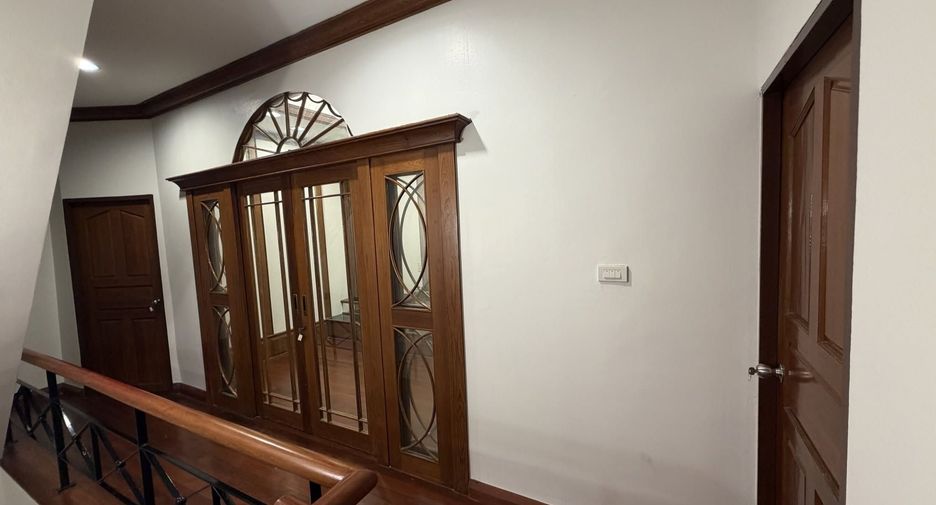 Reihenhaus zur Miete mit 4 Zimmer in Bang Phlat, Bangkok
