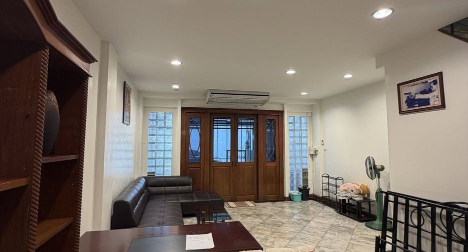Reihenhaus zur Miete mit 4 Zimmer in Bang Phlat, Bangkok