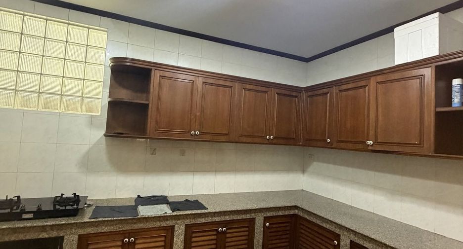 Reihenhaus zur Miete mit 4 Zimmer in Bang Phlat, Bangkok