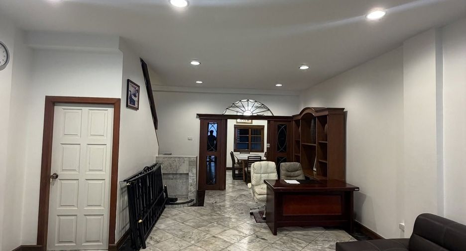 Reihenhaus zur Miete mit 4 Zimmer in Bang Phlat, Bangkok