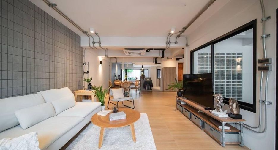 Casa adosada en venta de 3 habitaciones en Watthana, Bangkok