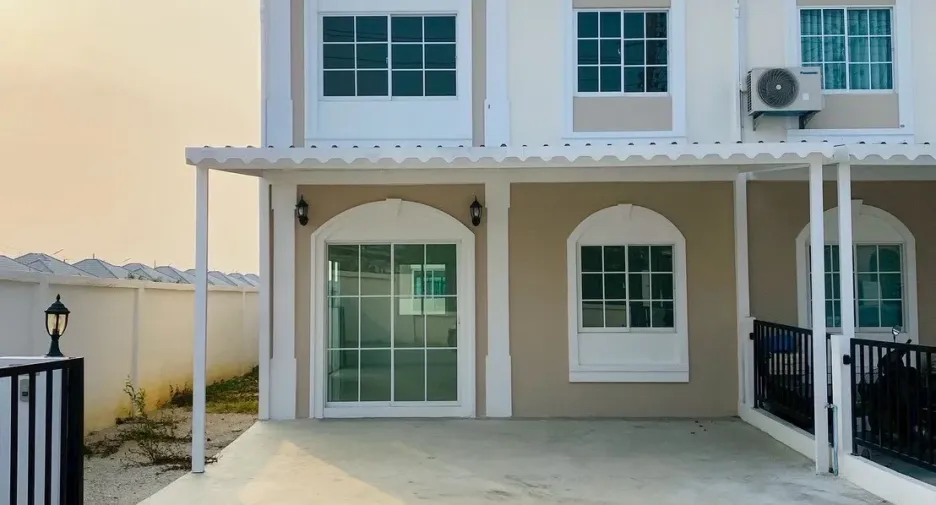 For sale 4 bedrooms townhouse in Bang Lamung, Chonburi