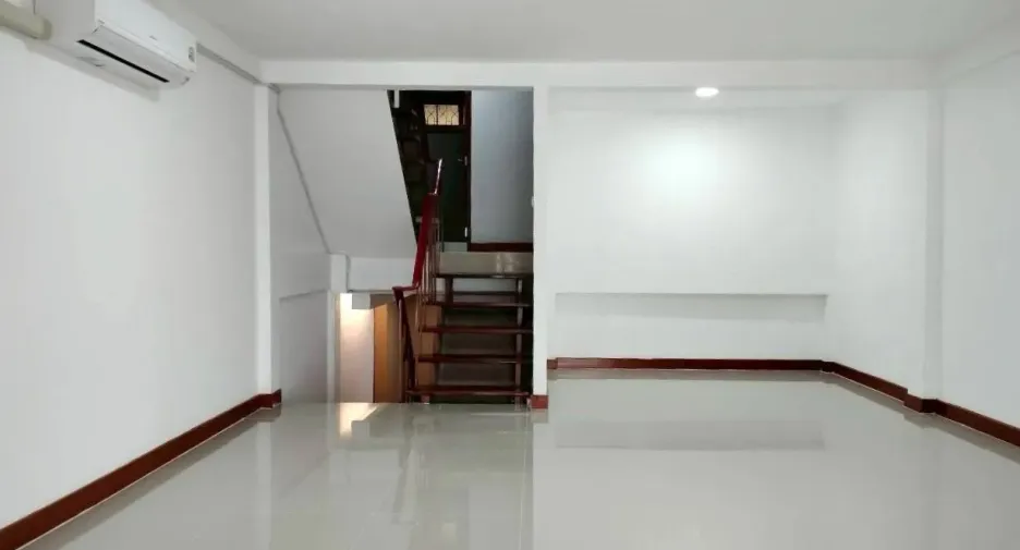 For rent 2 bedrooms townhouse in Watthana, Bangkok