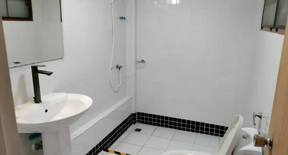 For rent 2 bedrooms townhouse in Watthana, Bangkok