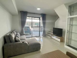 Casa adosada en alquiler de 3 habitaciones en Bang Phli, Samut Prakan