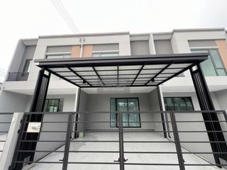Casa adosada en alquiler de 3 habitaciones en Bang Phli, Samut Prakan